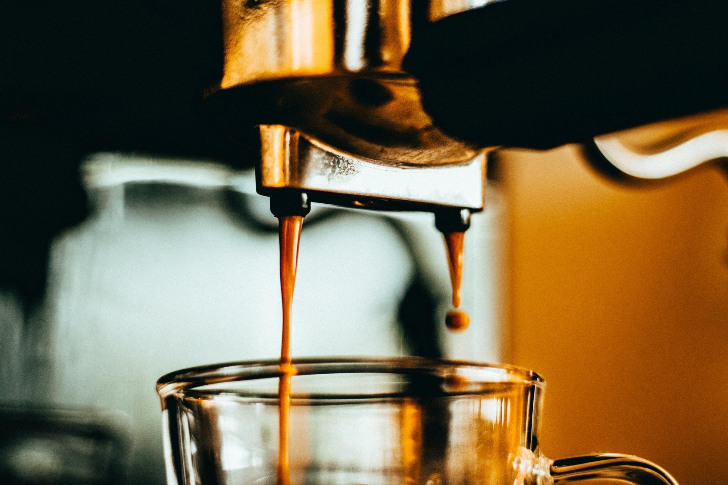 koffie bereiden in klassiek koffiezetapparaat
